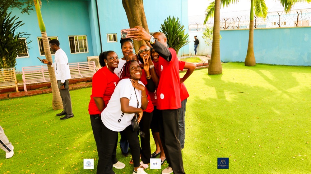 Community members squeeze in for a group selfie on the lawn at TETC 2.0