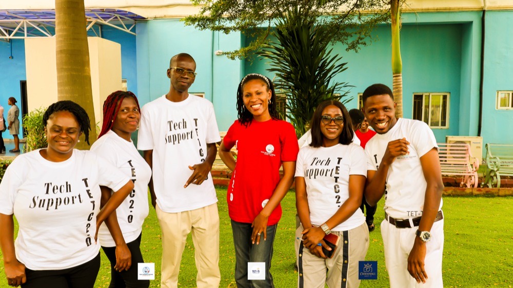 The TETC tech support volunteer team posing together